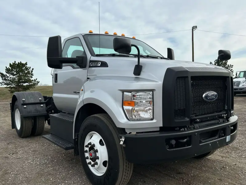 2022 Ford F650 Super Duty photo 3